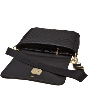 Czarna torebka z klapą wnętrze