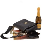 Czarna pikowana torebka Laura Biaggi ze złotym łańcuchem