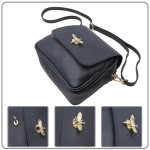 Klapka zapinana ozdobnym zapięciem w kształcie pszczoły