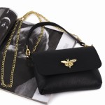 Skórzana mini torebka z zapięciem w kształcie pszczoły na złotym łańcuszku