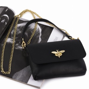 Skórzana mini torebka z zapięciem w kształcie pszczoły na złotym łańcuszku