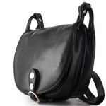 Półokrągła torebka listonoszka z klapką ze skóry