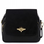 Czarna skórzana torebka z zamszową klapką ze złotym zapięciem w kształcie pszczoły