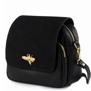 Czarna torebka listonoszka z  zamszową klapką z ozdobnym zapięciem pszczoły