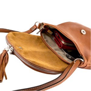 dodatkowa kieszonka w klapce torebki