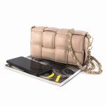 Mała torebka na łańcuszk z plecionej skóry pudrowy róż