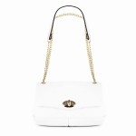 Biała pikowana torebka na łańcuszku z klapką ze skóry