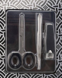 Zestaw przyborów toaletowych : obcinacz, pęseta i nożyczki