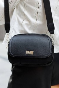 Czarna torebka listonoszka Peterson