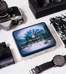 Pakowany w eleganckie metalowe pudełko