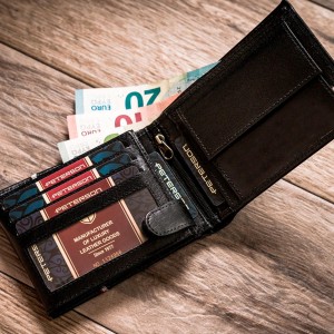 Pojemne wnętrze portfela