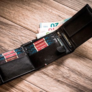 Pojemne wnętrze portfela