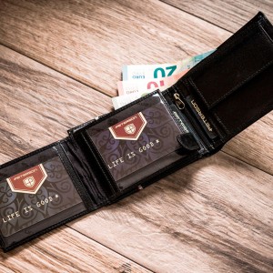 Pojemne wnętrze portfela