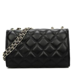 tył czarnej pikowanej damskiej torebki listonoszki