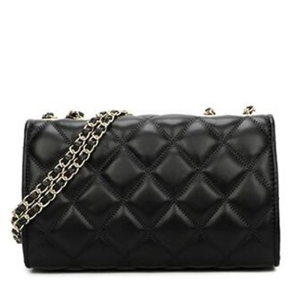 tył czarnej pikowanej damskiej torebki listonoszki