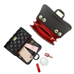 wnętrze torebki -czerwona elegancka podszewka