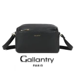 Detal przodu czarnej torebki z wyraźną fakturą eko-skóry i złotym napisem