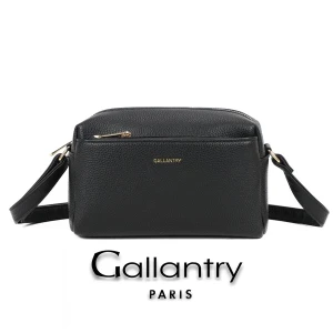 Detal przodu czarnej torebki z wyraźną fakturą eko-skóry i złotym napisem