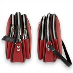 Dwa rzuty boczne czerwonej listonoszki ze skóry naturalnej, pokazujące szerokość komór i mocowanie paska