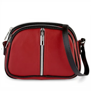 Czerwona skórzana torebka listonoszka widziana od przodu, z wyraźnym pionowym suwakiem i czarnymi lamówkami