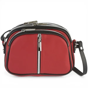 Mała czerwona torebka skórzana ukazana pod kątem, eksponująca górne zapięcia trzech niezależnych komór