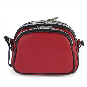 tył małej czerwonej trójkomorowej skórzanej torebki