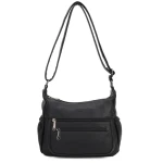 Czarna torba damska listonoszka widziana od przodu, wykonana z miękkiej eko skóry, wyeksponowane dwie przednie kieszenie i grafitowe suwaki