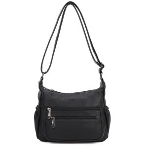 Czarna torba damska listonoszka widziana od przodu, wykonana z miękkiej eko skóry, wyeksponowane dwie przednie kieszenie i grafitowe suwaki