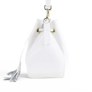 biala-bucket-bag-na-ramie-bok.webp