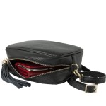 Mała włoska torebka listonoszka - wnętrze                     (na zdjęciu torebka w kolorze czarnym)