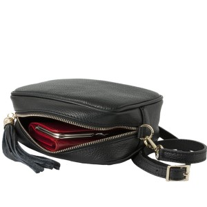 Mała włoska torebka listonoszka - wnętrze                     (na zdjęciu torebka w kolorze czarnym)