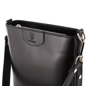 Włoska torebka ze skóry z nitami                                      (na zdjęciu w kolorze czarnym)