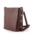 Włoska torebka ze skóry z ozdobnymi nitami