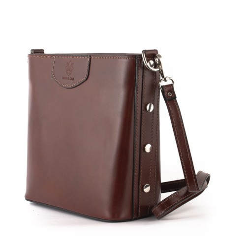 Włoska torebka ze skóry z ozdobnymi nitami