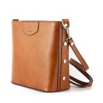 Włoska torebka ze skóry z ozdobnymi nitami