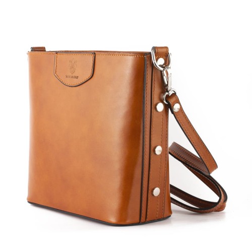 Włoska torebka ze skóry z ozdobnymi nitami