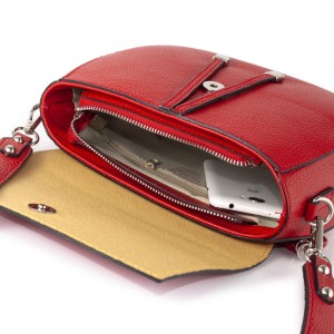 Czerwona listonoszka z klapką ze skóry - wnętrze