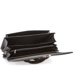 .. trzy komory wewnątrz aktówki plus kieszeń pod klapą