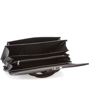 .. trzy komory wewnątrz aktówki plus kieszeń pod klapą