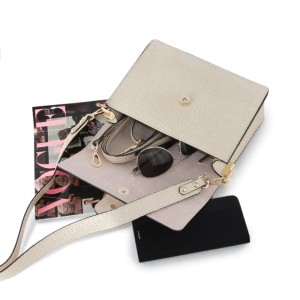 Listonoszka skórzana  z klapką a'la Pinko - wnętrze