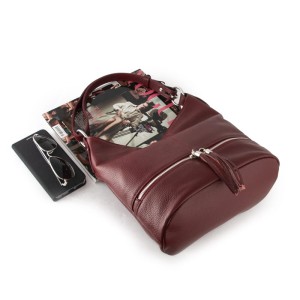 Skórzana torebka worek z kieszonką z ozdobnymi frędzlami z przodu