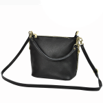 .. torebka z dwoma odpinanymi paskami.