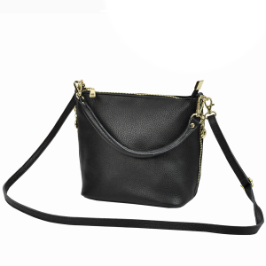 .. torebka z dwoma odpinanymi paskami.