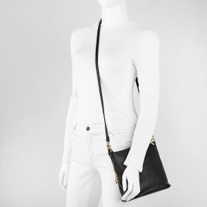 Czarna mała torebka listonoszka ze skóry naturalnej