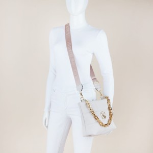 Pikowana listonoszka Laura Biaggi ze złotym łańcuchem