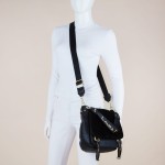 Torebka Laura Biaggi przez ramię z ozdobnymi logowanymi taśmami