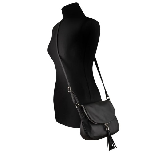 Czarna skórzana torebka z klapką